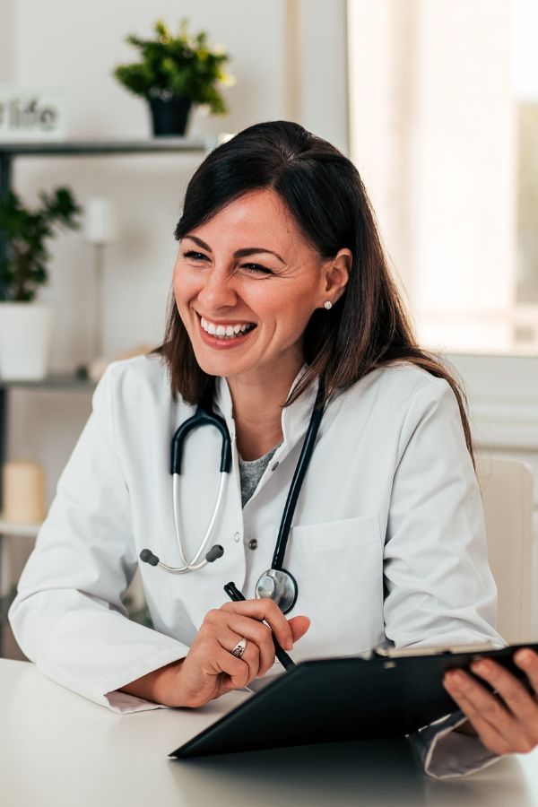 Médica da rede S.M.T. atendendo paciente
