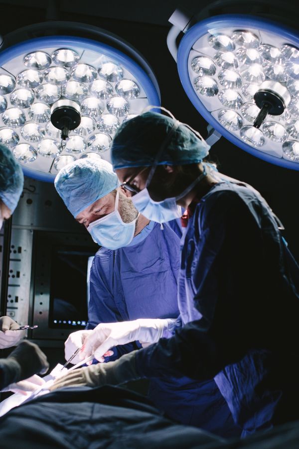 Médico da rede S.M.T. durante procedimento cirúrgico