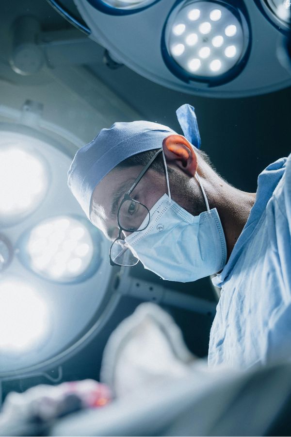 Procedimento cirúrgico conduzido por médico da rede S.M.T.